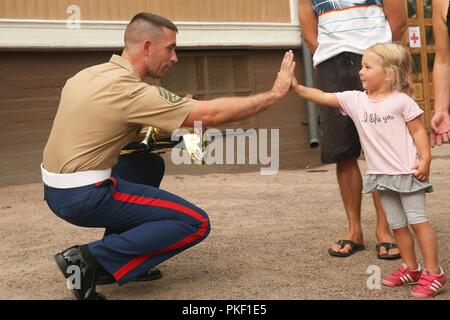 Us Marine Corps Staff Sgt. Jeremy M. Mallory, Musiker, Marine Corps Base Quantico Band, interagiert mit ein Teilnehmer während der 2018 Hamina Tattoo in Hamina/Finnland, 12.08.4, 2018. Die Tätowierung stellt über 1.000 Künstler aus acht verschiedenen Nationen feiern, Militär und musikalische Erbe aus der ganzen Welt. Stockfoto