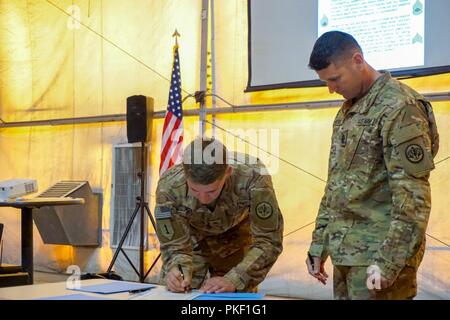 Command Sgt. Maj. Kim Mendez, 1 Staffel, 3.Kavallerie Regiments "Brave Gewehre, "command Sergeant Major, beobachtet als neuen Unteroffizier Zeichen die NCO während einer NCO Induktion Zeremonie im Irak August 3, 2018. Brave Gewehre troopers sind in den Irak zur Unterstützung der Combined Joint Task Force Betrieb inhärenten Lösung bereitgestellt, die Arbeit von, mit und durch die irakischen Sicherheitskräfte und Koalitionspartner zu besiegen ISIS im Irak und in Syrien. Stockfoto