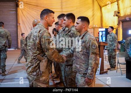 Command Sgt. Maj. Kim Mendez, 1st Squadron "Tiger", 3rd Cavalry Regiment "Brave Gewehre, "command Sergeant Major, herzlichen Glückwunsch neue Eingezogene zu einem Unteroffizier Induktion Zeremonie im Irak August 3, 2018. Brave Gewehre troopers sind in den Irak zur Unterstützung der Combined Joint Task Force Betrieb inhärenten Lösung bereitgestellt, die Arbeit von, mit und durch die irakischen Sicherheitskräfte und Koalitionspartner zu besiegen ISIS im Irak und in Syrien. Stockfoto