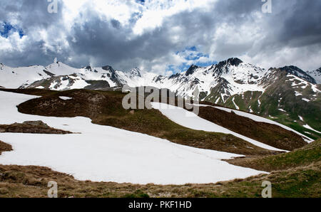 Impressionen von der Französischen Alpen vom Col du Galibier, in den Hautes Alpes (Frankreich, 14.06.2010) Stockfoto