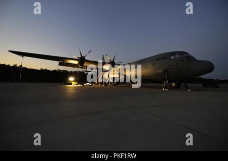 Us-Flieger zum 86Th Aircraft Maintenance Squadron führen Wartungsarbeiten an einem US-C-130J Super Hercules auf Powidz Air Base, Polen zugeordnet. Die Flieger arbeiteten die Nacht durch Austausch eines ihrer Struts, die im Fahrwerk verwendet werden, um Stöße aufzunehmen. Stockfoto