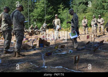 Die Staats- und Regierungschefs vom 4. Bataillon, 23 Infanterie, 2 Stryker Brigade Combat Team, 2 Infanterie Division ihre Unit Plan kurze während ein Bataillon-kombinierte Waffen Probe (AUTO) für den Notfall Bereitstellungsbereitschaft Übung Mut Bereit 18-02, 12.08.5 bei Joint Base Lewis - McChord. Diese EDRE bietet die Möglichkeit für alle betroffenen Maschinen wichtige Fähigkeiten zur Ausübung sowohl bei der Planung und Durchführung der Mission am Joint Base Lewis - McChord. Stockfoto