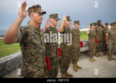 Von links nach rechts: Cpl. Jesaja G. Bernstein, Cpl. Alexander J. Kraska, Cpl. Matthias A. Schooley, Cpl. Andrew M. Rief, und Petty Officer 3rd Class Emily A. Clemmer ihren Amtseid Dienstzeit während der Werbeaktion Zeremonie am Lager Courtney, Okinawa, Japan, August 2, 2018 bekräftigen. Die Marines und Sailor waren verdienstvoller Zum nächsten Rang durch die III Marine Expeditionary Force kommandierenden General und Sergeant Major gefördert. Stockfoto