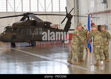 Oberst Dwayne Wilson überträgt die Farben der 78th Aviation Truppe der Georgia Army National Guard Befehl nach Brig. Gen. Randall Simmons, Kommandant der Ga. ARNG bedeutet seinen Verzicht auf Befehl Brigade während Oberst Jason Fryman, eingehende Brigadegeneral, beobachtet. Stockfoto