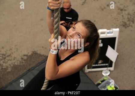 Leute die 2018 Reebok CrossFit Spiele Teilnahme an Marine Corps" Schlachten gewonnen Herausforderung in Madison, Wisconsin, August 1, 2018. Die CrossFit Spiele ist Premiere der Welt testen Sie die "Fitteste auf der Erde zu finden." Die Spiele haben jeden Sommer seit 2007 und gehören eine Vielzahl von unterschiedlichen Ereignissen, dass Fokus auf funktionale Bewegungen zu schnell große Lasten über lange Strecken zu bewegen. Für die diesjährigen Spiele, das US Marine Corps sponsert das "Schlachtfeld", ein hoher Intensität - Stromkreis Kurs auf Marine Corps combat Klimaanlage, inklusive einem simulierten Unfall führen, r basierend Stockfoto