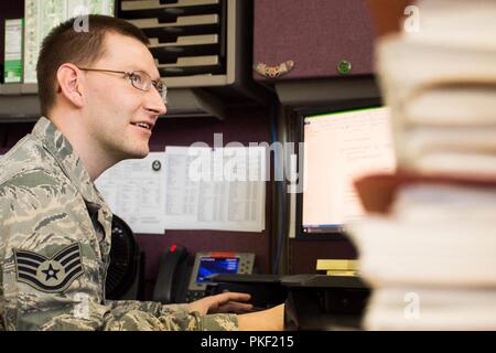 Staff Sgt. Timothy Harms, 374 Vertragsparteien Squadron Contracting Officer, Arbeiten auf Verträge bei Yokota Air Base, Japan, August 2, 2018. Harms koordinierten Verträge für die entnuklearisierung Gipfel zwischen den USA und Nordkorea am 12. Juni 2018 in Singapur. Die 374 CONS gewann die Pacific Air Kräfte 2017 herausragende Contracting Unit Award (große Basis). Stockfoto