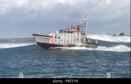 Ein 47-Fuß-Motor Rettungsboot Crew von der Coast Guard Station Humboldt Bay zurück nach Abschluss der dritten Schiffes tow in der Nähe von Humboldt Bay, Calif., Aug 5, 2018 ans Ufer. Alle drei Schiffe wurden zu Hafen in Humboldt Bay geschleppt, und alle sechs Seeleute an Bord der Schiffe blieben unverletzt. Stockfoto