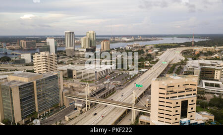 Licht Verkehr besteht vor Sonnenuntergang in Jacksonville, Florida in diesem Luftbild mit St Johns River Stockfoto