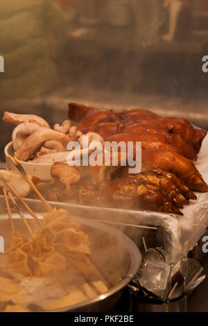 Koreanische Street Food. Heiß und frisch essen Display zu einem freien Markt in Seoul. Essen anzeigen. Stockfoto