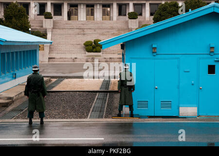 Koreanische ROC Wachsoldaten in der DMZ. Nord- und Südkorea Waffenstillstand Dorf und Konferenz Zeile. Stockfoto