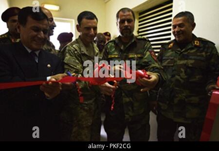 KABUL, Afghanistan (2. August 2018) - - (nach rechts) Kol. Jamal Nasir, Afghanistan Bundesministerium der Verteidigung Erwerb Technologie Logistik Director, US Army Oberst darin Blatt, Afghan National Army Special Operations Command-Special Operationen Advisor Group (ANASOC - SOAG) Kommandeur, Oberst Mansoor, ANASOC stellvertretender Kommandant für den Support, und Generalmajor ANASOC Nabiullah, Stabschef, der Ribbon Kennzeichnung die Eröffnung von neuen Waffen ANASOC's Wartung und Reparatur in der Nähe von Kabul, Afghanistan, August 2, 2018 schnitt Links. (NATO Stockfoto