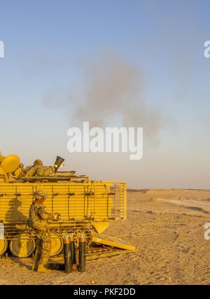 Soldaten der Konzernzentrale, 1.BATAILLON, also 155 Infanterie Regiment, 155 gepanzerte Brigade Combat Team, Mississippi Army National Guard Verhalten einem Mörser live Fire Training übung an einer Strecke in der Nähe von Camp Buehring, Kuwait, am Aug 5, 2018. Stockfoto