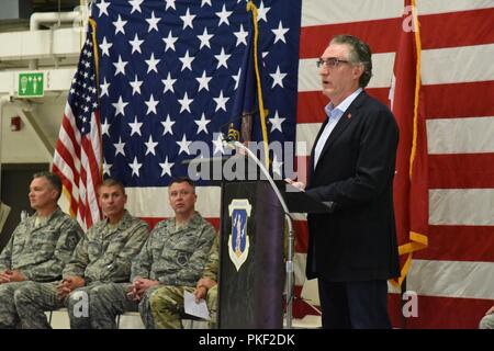 North Dakota Gouverneur Doug Burgum spricht mit einem Publikum für die formale Änderung des Befehls Festakt zur Erinnerung an den Übergang der 119 Befehl Flügel aus versammelt - Kommandant Oberst Britt Hatley in aufstrebenden Kommandanten Oberst Darrin Anderson am North Dakota Air National Guard Base, Fargo, N.D., Aug 4, 2018. Stockfoto