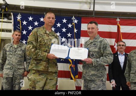 Generalmajor Al Dohrmann, der North Dakota Adjutant General, stellt die Bundesregierung Legion of Merit Award zu oberst Britt Hatley bei einem Befehl Zeremonie Einführung Oberst Darrin Anderson als der neue 119 Wing Commander, mit Hatley, die Commander am North Dakota Air National Guard Base, Fargo, N.D., Aug 4, 2018. Stockfoto