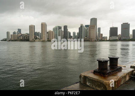 Ein rostiges Schiff binden Wetter der Regen während der Hurrikansaison in Miami Florida Stockfoto