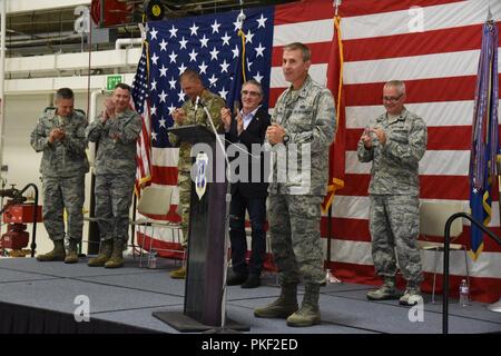 Oberst Darrin Anderson Adressen der 119 Wing unit Mitglieder in der Ausbildung zum ersten Mal stehen, als ihr Kommandant bei einem Befehl Zeremonie am North Dakota Air National Guard Base, Fargo, N.D., Aug 4, 2018. Anderson ist Austausch gehen 119 Wing Commander Col. Britt Hatley, zweiter von links, wer hat die 119 Wing Commander seit Februar 4, 2017. Stockfoto