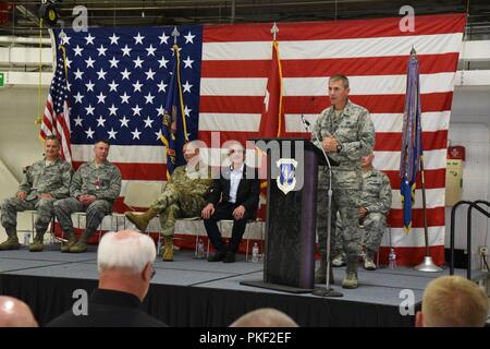 Us Air Force Colonel Darrin Anderson Adressen der 119 Wing unit Mitglieder in der Ausbildung zum ersten Mal stehen, als ihr Kommandant bei einem Befehl Zeremonie am North Dakota Air National Guard Base, Fargo, N.D., Aug 4, 2018. Anderson ist Austausch gehen 119 Wing Commander Col. Britt Hatley, zweiter von links, wer hat die 119 Wing Commander seit Februar 4, 2017. Stockfoto