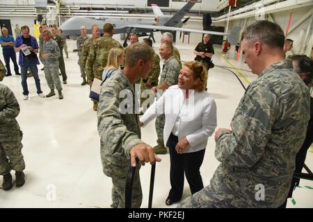 Sen. Heidi Heitkamp, North Dakota, gratuliert Oberst Darrin Anderson auf seinem immer die neuen 119 Wing Commander nach einem Befehl Zeremonie ihn förmlich einführt, wie der neue Kommandant am North Dakota Air National Guard Base, Fargo, N.D., Aug 4, 2018. Anderson ist Austausch gehen 119 Wing Commander Col. Britt Hatley, zweiter von links, whohas der 119 Wing Commander seit Februar 4, 2017. Stockfoto