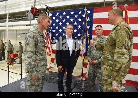 Von links nach rechts Oberst Darrin Anderson, reg. Doug Burgum, Oberst Britt Hatley, und Generalmajor Al Dohrmann, der North Dakota Adjutant General, besuchen Sie nach einem 119 Flügel Ändern des Befehls Zeremonie Einführung Oberst Darrin Anderson als der neue 119 Wing Commander mit Kol. Britt Hatley, die Commander am North Dakota Air National Guard Base, Fargo, N.D., Aug 4, 2018. Stockfoto