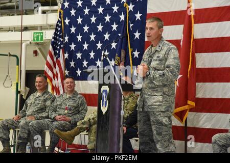 Oberst Darrin Anderson Adressen der 119 Wing unit Mitglieder in der Ausbildung zum ersten Mal stehen, als ihr Kommandant bei einem Befehl Zeremonie am North Dakota Air National Guard Base, Fargo, N.D., Aug 4, 2018. Anderson ist Austausch gehen 119 Wing Commander Col. Britt Hatley, zweite von links, der die hat 119 th Wing Commander seit Februar 4, 2017. Stockfoto