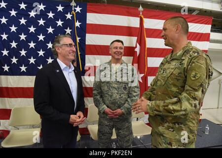 Von links nach rechts Reg. Doug Burgum, Oberst Britt Hatley, und Generalmajor Al Dohrmann, der North Dakota Adjutant General, besuchen Sie nach einem 119 Flügel Ändern des Befehls Zeremonie Einführung Oberst Darrin Anderson als der neue 119 Wing Commander mit Kol. Britt Hatley, die Commander am North Dakota Air National Guard Base, Fargo, N.D., Aug 4, 2018. Stockfoto