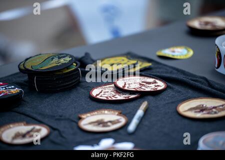 Patches von US Air Force Maschinen, Flugzeuge zu EAA AirVenture in Oshkosh, Wisconsin sind auf Anzeige für Erinnerungsstücke. Stockfoto