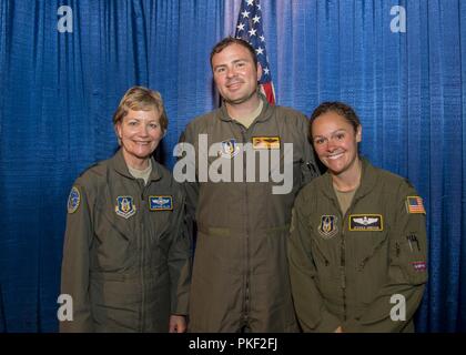 Us Air Force Generalleutnant Maryanne Miller, der Chef der Luftwaffe finden und Kommandeur der Air Force Reserve Command, Maj Christophe Vasquez, und Maj. Jessica Hodson, einer KC-10 Fluglehrer mit der 70Th Air Refuelling Squadron, für ein Foto vom 28. Juli 2018 darstellen, nach einem Panel über die Betankung Tanker an der EAA AirVenture in Oshkosh, Wisconsin. AirVenture ist einer der größten Luftfahrt feiern in der Welt Hosting mehr als 500.000 Luftfahrtenthusiasten aus 80 Ländern. Stockfoto