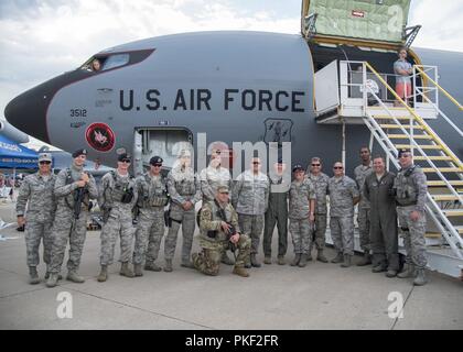 Bürger, Soldaten und Piloten posieren für ein Foto mit US Air Force Generalmajor Donald Dunbar, der Adjutant General für Wisconsin, vor einer KC-135 Stratotanker, mit der 128 die Luftbetankung Flügel in Milwaukee, Wisconsin, bei der EAA AirVenture in Oshkosh, Wisconsin 28. Juli 2018. Die Flieger und Soldaten waren es die Veranstaltung mit mehr als 30 Verteidigungsministerium Flugzeuge aus allen Niederlassungen des Militärs. Stockfoto