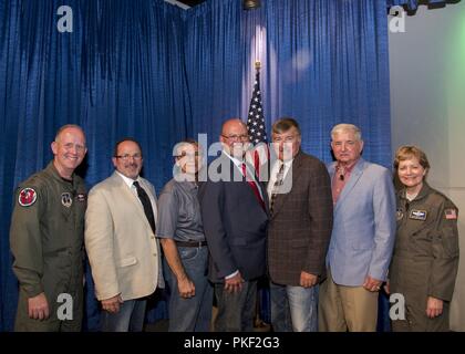 Us Air Force Generalmajor Donald Dunbar, der Adjutant General für Wisconsin (links), Mitglieder der Besatzung von einer KC-135 Stratotanker Rescue Mission 1983 (Mitte vier), pensionierter Chef der Luftwaffe, General Ronald Fogleman (Zweite von rechts) und die US-amerikanische Luftwaffe Generalleutnant Maryanne Miller, der Chef der Luftwaffe finden und Kommandeur der Air Force Reserve Command (rechts), für ein Foto posieren Nach einem Panel über das "Jahr des Tankers an EAA AirVenture in Oshkosh, Wisconsin 28. Juli 2018. Die Besatzungen Rescue Mission beteiligt an der Boom von einer KC-135 zu einer F-4 Phantom II über den Atlantischen Ozean ein Stockfoto