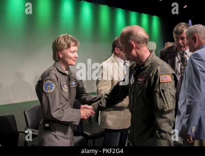 Us Air Force Generalleutnant Maryanne Miller, der Chef der Luftwaffe finden und Kommandeur der Air Force Reserve Command, schüttelt die Hand der US Air Force Generalmajor Donald Dunbar, der Adjutant General für Wisconsin, am Ende einer Podiumsdiskussion über die Bedeutung der Betankung Tanker an der EAA AirVenture in Oshkosh, Wisconsin 28. Juli 2018. Beide Generäle haben die Piloten von einem auftanken Tanker während ihrer Luftwaffe Karriere gewesen. Stockfoto