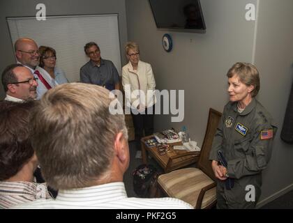 Us Air Force Generalleutnant Maryanne Miller, der Chef der Luftwaffe finden und Kommandeur der Air Force Reserve Command, Gespräche mit der Besatzung eines KC-135 Stratotanker, die in einer F-4 Phantom II rescue am 5. September 1983 beteiligt war, bevor er auf der Bühne in der LGR Salute auf Tankschiffe Panel an EAA AirVenture in Oshkosh, Wisconsin 28. Juli 2018. Während des Panels die Mitglieder an der Rettung Beteiligten ihre waghalsigen Mission diskutieren wird. Stockfoto