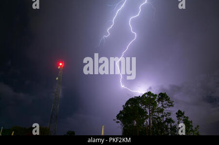 Ein Gewitter produziert Boden Blitz auf einem warmen Sommernacht im Osten der Vereinigten Staaten zu Cloud Stockfoto