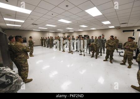 Flieger aus dem 9. die Wartung von Flugzeugen, die unter den 27 Special Operations Aircraft Maintenance Squadron, führen Ihre tägliche Morgen treffen auf Cannon Air Force Base, N.M., Aug 2, 2018. Die Sitzungen helfen Führung mit Fliegern zu kommunizieren und schaffen mission Leitlinien für den Tag und darüber hinaus. Stockfoto