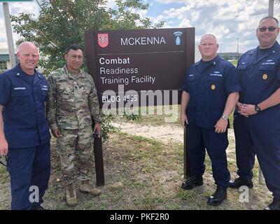 Master Chief Petty Officer der Coast Guard Jason M. Vanderhaden, stellvertretender Master Chief Petty Officer der Küstenwache Charles R. "Rob" Bushey und Master Chief Petty Officer Heide Jones, Command Master Chief für das Achte Küstenwache Bezirk, stand mit der Armee den Befehl Sgt. Maj. Terry Sanchez, 7th Special Forces Soldaten Senior Leader, Mittwoch, Juli 25, 2018 in Pensacola, FL. Die 7Th Special Forces Group betreibt Guerilla und Armee befreundeten Regierungen "Zug in Süd-, Mittel- und Nordamerika sowie die Karibik. Küstenwache Stockfoto