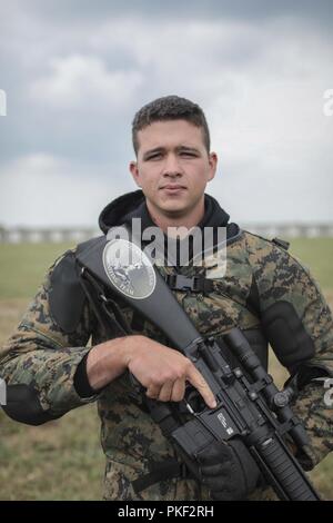 Us Marine Corps Sgt. Cody Cheney, Teammitglied auf der Marine Corps Recruit Depot Parris Island schießende Mannschaft posiert für ein Foto auf Rodriguez Sortiment am Lager Perry, Ohio, Aug 1, 2018. Cheney und das Team waren am Lager Perry für die zivile Treffsicherheit Programm Nationale übereinstimmt, der Höhepunkt der Saison schießen, ihre Wettbewerbsvorteile. Shooter tragen maßgeschneiderte schießen Jacken, die ihren Körper Typ entsprechen. Stockfoto