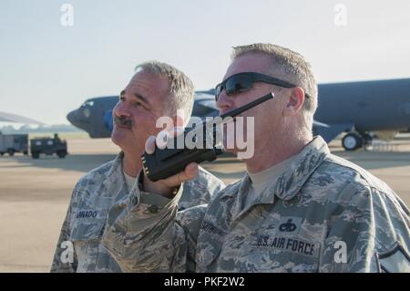 Us Air Force Master Sgt. Dennis Varnado, ein Flug chief in die 307Th Aircraft Maintenance Squadron zugeordnet wird, überprüft die Heck eines B-52 Stratofortress als Master Sgt. Brandon Smith, ein Flug Chief der 307th AMXS, tätigt einen Anruf auf seinem Radio bei Barksdale Air Force Base in Louisiana, 2. August 2018. Varnado und Smith wurden in einem Flieger wiederbelebt, die Bewusstsein auf der Barksdale Flug im August 2017 verloren. Stockfoto