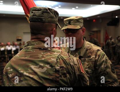 Oberstleutnant Sean Boyette erhält die Brigade Farben bei einem Befehl Zeremonie an der Universität von Central Florida in Orlando, Fla. Stockfoto