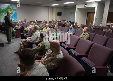 Der Kommandeur der Air Mobility Command, General Carlton D. Everhart II (links), spricht mit Fliegern aus der 123 Luftbrücke Flügel während einer Tour des Kentucky Air National Guard Base in Louisville, Ky., Aug 3, 2018. Der Flügel ist die Heimat von 1.200 Flieger und acht C-130H Hercules Flugzeuge. Stockfoto