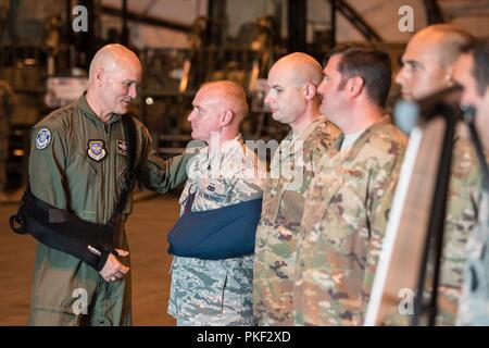 Der Kommandeur der Air Mobility Command, General Carlton D. Everhart II (links), spricht mit Fliegern aus der 123 Contingency Response Group während einer Tour des Kentucky Air National Guard Base in Louisville, Ky., Aug 3, 2018. Die Gruppe spielte eine wichtige Rolle im Hurrikan Verwertungsverfahren im letzten Jahr. Stockfoto