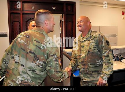 Sergeant Major der Armee Besuche der PRNG Der Adjutant General von Puerto Rico, Brig. Gen. Isabelo Rivera, den Besuch von der Sgt. Major der Armee, Daniel A. Dailey, der die Insel zum ersten Mal besucht, Juli 31. Dailey, das ist der 15 SMA, kamen nach Puerto Rico nach Abstimmung mit den nationalen Schutz, und der Schwerpunkt des Besuchs war die Unterstützung für alle Bedürfnisse, die der PRNG haben können. Als Sergeant Major der Armee, Dailey ist der persönliche Berater der Stabschef der Armee in allen Angelegenheiten, die die Soldaten auswirken. "Dieser Besuch vom Sergeant Major der Ar Stockfoto