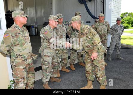 Sergeant Major der Armee Besuche der PRNG Der Adjutant General von Puerto Rico, Brig. Gen. Isabelo Rivera, den Besuch von der Sgt. Major der Armee, Daniel A. Dailey, der die Insel zum ersten Mal besucht, Juli 31. Dailey, das ist der 15 SMA, kamen nach Puerto Rico nach Abstimmung mit den nationalen Schutz, und der Schwerpunkt des Besuchs war die Unterstützung für alle Bedürfnisse, die der PRNG haben können. Als Sergeant Major der Armee, Dailey ist der persönliche Berater der Stabschef der Armee in allen Angelegenheiten, die die Soldaten auswirken. "Dieser Besuch vom Sergeant Major der Ar Stockfoto