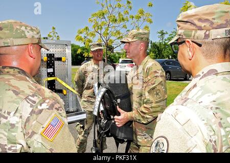 Sergeant Major der Armee Besuche der PRNG Der Adjutant General von Puerto Rico, Brig. Gen. Isabelo Rivera, den Besuch von der Sgt. Major der Armee, Daniel A. Dailey, der die Insel zum ersten Mal besucht, Juli 31. Dailey, das ist der 15 SMA, kamen nach Puerto Rico nach Abstimmung mit den nationalen Schutz, und der Schwerpunkt des Besuchs war die Unterstützung für alle Bedürfnisse, die der PRNG haben können. Als Sergeant Major der Armee, Dailey ist der persönliche Berater der Stabschef der Armee in allen Angelegenheiten, die die Soldaten auswirken. "Dieser Besuch vom Sergeant Major der Ar Stockfoto