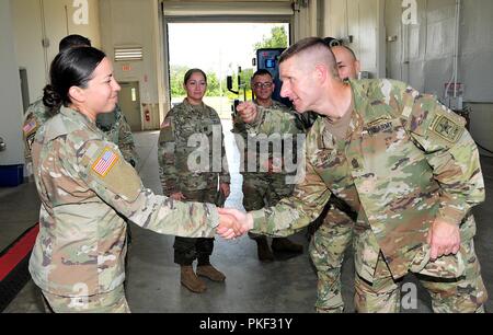 Sergeant Major der Armee Besuche der PRNG Der Adjutant General von Puerto Rico, Brig. Gen. Isabelo Rivera, den Besuch von der Sgt. Major der Armee, Daniel A. Dailey, der die Insel zum ersten Mal besucht, Juli 31. Dailey, das ist der 15 SMA, kamen nach Puerto Rico nach Abstimmung mit den nationalen Schutz, und der Schwerpunkt des Besuchs war die Unterstützung für alle Bedürfnisse, die der PRNG haben können. Als Sergeant Major der Armee, Dailey ist der persönliche Berater der Stabschef der Armee in allen Angelegenheiten, die die Soldaten auswirken. "Dieser Besuch vom Sergeant Major der Ar Stockfoto