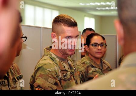 Sergeant Major der Armee Besuche der PRNG Der Adjutant General von Puerto Rico, Brig. Gen. Isabelo Rivera, den Besuch von der Sgt. Major der Armee, Daniel A. Dailey, der die Insel zum ersten Mal besucht, Juli 31. Dailey, das ist der 15 SMA, kamen nach Puerto Rico nach Abstimmung mit den nationalen Schutz, und der Schwerpunkt des Besuchs war die Unterstützung für alle Bedürfnisse, die der PRNG haben können. Als Sergeant Major der Armee, Dailey ist der persönliche Berater der Stabschef der Armee in allen Angelegenheiten, die die Soldaten auswirken. "Dieser Besuch vom Sergeant Major der Ar Stockfoto