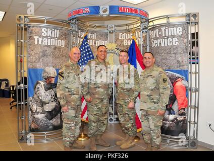 Sergeant Major der Armee Besuche der PRNG Der Adjutant General von Puerto Rico, Brig. Gen. Isabelo Rivera, den Besuch von der Sgt. Major der Armee, Daniel A. Dailey, der die Insel zum ersten Mal besucht, Juli 31. Dailey, das ist der 15 SMA, kamen nach Puerto Rico nach Abstimmung mit den nationalen Schutz, und der Schwerpunkt des Besuchs war die Unterstützung für alle Bedürfnisse, die der PRNG haben können. Als Sergeant Major der Armee, Dailey ist der persönliche Berater der Stabschef der Armee in allen Angelegenheiten, die die Soldaten auswirken. "Dieser Besuch vom Sergeant Major der Ar Stockfoto