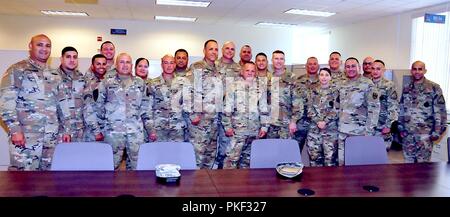 Sergeant Major der Armee Besuche der PRNG Der Adjutant General von Puerto Rico, Brig. Gen. Isabelo Rivera, den Besuch von der Sgt. Major der Armee, Daniel A. Dailey, der die Insel zum ersten Mal besucht, Juli 31. Dailey, das ist der 15 SMA, kamen nach Puerto Rico nach Abstimmung mit den nationalen Schutz, und der Schwerpunkt des Besuchs war die Unterstützung für alle Bedürfnisse, die der PRNG haben können. Als Sergeant Major der Armee, Dailey ist der persönliche Berater der Stabschef der Armee in allen Angelegenheiten, die die Soldaten auswirken. "Dieser Besuch vom Sergeant Major der Ar Stockfoto