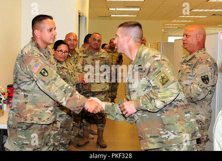 Sergeant Major der Armee Besuche der PRNG Der Adjutant General von Puerto Rico, Brig. Gen. Isabelo Rivera, den Besuch von der Sgt. Major der Armee, Daniel A. Dailey, der die Insel zum ersten Mal besucht, Juli 31. Dailey, das ist der 15 SMA, kamen nach Puerto Rico nach Abstimmung mit den nationalen Schutz, und der Schwerpunkt des Besuchs war die Unterstützung für alle Bedürfnisse, die der PRNG haben können. Als Sergeant Major der Armee, Dailey ist der persönliche Berater der Stabschef der Armee in allen Angelegenheiten, die die Soldaten auswirken. "Dieser Besuch vom Sergeant Major der Ar Stockfoto