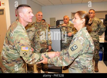 Sergeant Major der Armee Besuche der PRNG Der Adjutant General von Puerto Rico, Brig. Gen. Isabelo Rivera, den Besuch von der Sgt. Major der Armee, Daniel A. Dailey, der die Insel zum ersten Mal besucht, Juli 31. Dailey, das ist der 15 SMA, kamen nach Puerto Rico nach Abstimmung mit den nationalen Schutz, und der Schwerpunkt des Besuchs war die Unterstützung für alle Bedürfnisse, die der PRNG haben können. Als Sergeant Major der Armee, Dailey ist der persönliche Berater der Stabschef der Armee in allen Angelegenheiten, die die Soldaten auswirken. "Dieser Besuch vom Sergeant Major der Ar Stockfoto