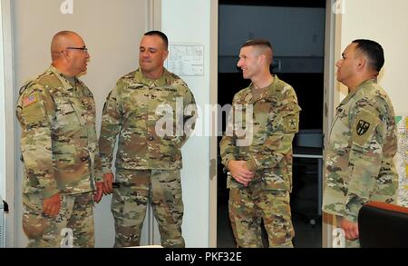 Sergeant Major der Armee Besuche der PRNG Der Adjutant General von Puerto Rico, Brig. Gen. Isabelo Rivera, den Besuch von der Sgt. Major der Armee, Daniel A. Dailey, der die Insel zum ersten Mal besucht, Juli 31. Dailey, das ist der 15 SMA, kamen nach Puerto Rico nach Abstimmung mit den nationalen Schutz, und der Schwerpunkt des Besuchs war die Unterstützung für alle Bedürfnisse, die der PRNG haben können. Als Sergeant Major der Armee, Dailey ist der persönliche Berater der Stabschef der Armee in allen Angelegenheiten, die die Soldaten auswirken. "Dieser Besuch vom Sergeant Major der Ar Stockfoto