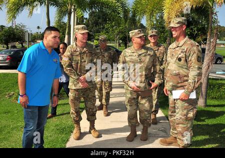 Sergeant Major der Armee Besuche der PRNG Der Adjutant General von Puerto Rico, Brig. Gen. Isabelo Rivera, den Besuch von der Sgt. Major der Armee, Daniel A. Dailey, der die Insel zum ersten Mal besucht, Juli 31. Dailey, das ist der 15 SMA, kamen nach Puerto Rico nach Abstimmung mit den nationalen Schutz, und der Schwerpunkt des Besuchs war die Unterstützung für alle Bedürfnisse, die der PRNG haben können. Als Sergeant Major der Armee, Dailey ist der persönliche Berater der Stabschef der Armee in allen Angelegenheiten, die die Soldaten auswirken. "Dieser Besuch vom Sergeant Major der Ar Stockfoto